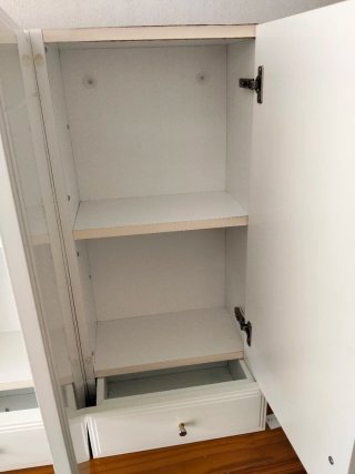 Mueble de baño blanco y madera