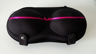 Estuche para sujetador negro con puntos rosas