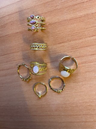 Anillos dorados con piedras rosas