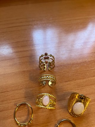 Anillos dorados con piedras rosas
