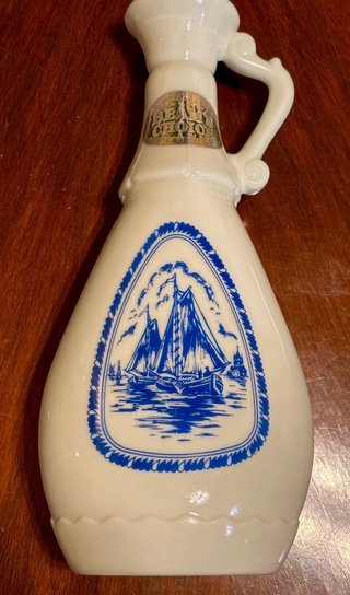 BOTELLA CERAMICA BLANCA y detalles en azul.VINTAGE