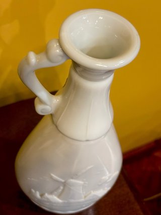 BOTELLA CERAMICA BLANCA y detalles en azul.VINTAGE