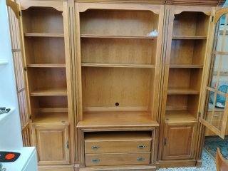 Mueble de salón en madera con estanterías y