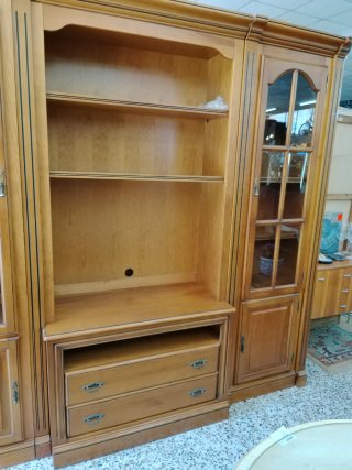 Mueble de salón en madera con estanterías y