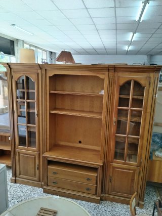 Mueble de salón en madera con estanterías y
