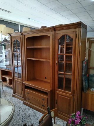 Mueble de salón en madera con estanterías y