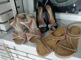Zapatos de tacón dorados y rojos T.39
