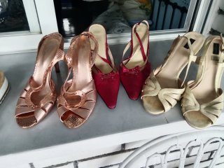 Zapatos de tacón dorados y rojos T.39