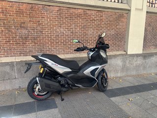 Aprilia SR GT 400