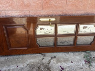 Puerta de madera con cristal y cerradura