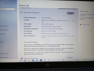 Ordenador portátil HP azul.  Con funda y ratón