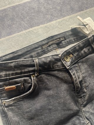 Pantalones grises desgastados con cremallera