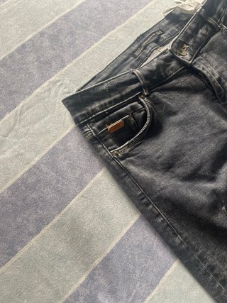 Pantalones grises desgastados con cremallera