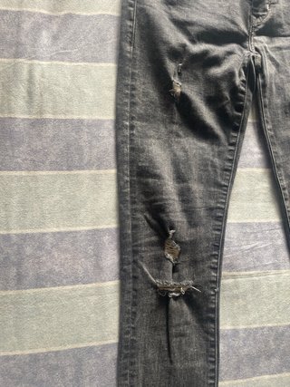 Pantalones grises desgastados con cremallera