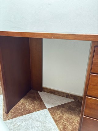 Escritorio de madera con cajones 55x115cm