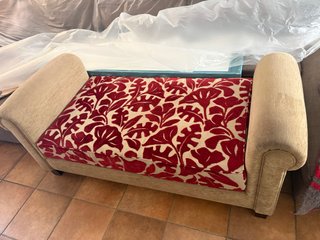 Reposapiés de tela beige y rojo