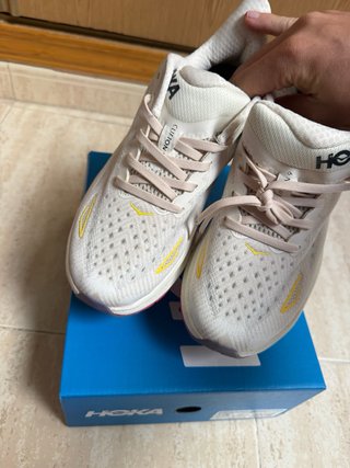 Zapatillas Hoka Blancas y Rosas