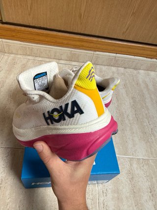 Zapatillas Hoka Blancas y Rosas