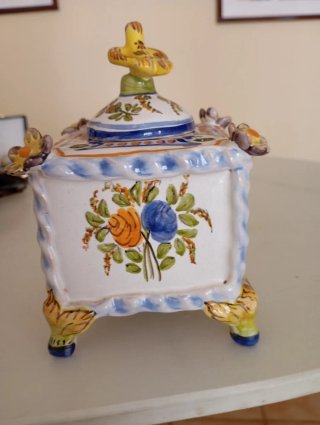 Tintero de cerámica de Manises con pájaro