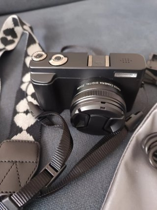 Cámara Casio 4K con correa y accesorios