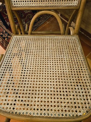 Dolce culla Thonet in rattan restaurata