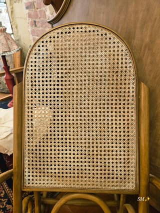 Dolce culla Thonet in rattan restaurata