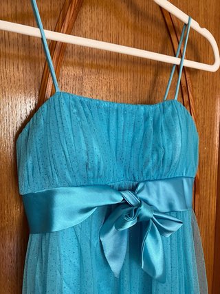 Vestido azul brillante con lazo
