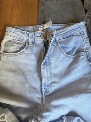 Pantalones pitillo Bershka azul y gris