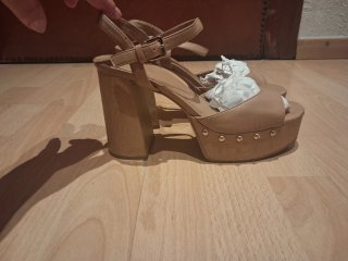 Sandalias de tacón beige