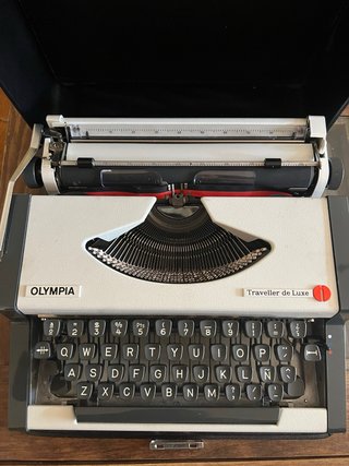 Máquina de escribir Olympia Traveller de Luxe
