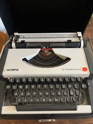 Máquina de escribir Olympia Traveller de Luxe