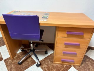 Escritorio madera con cajonera morada