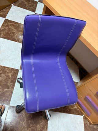 Escritorio madera con cajonera morada