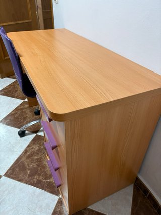 Escritorio madera con cajonera morada