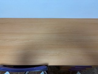 Escritorio madera con cajonera morada