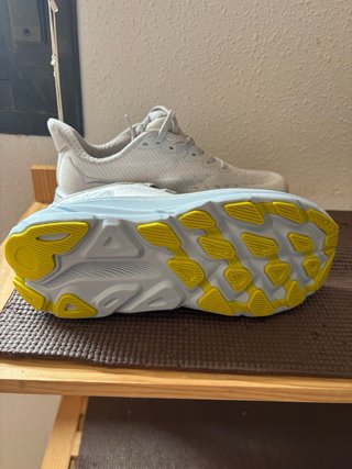 Hoka Clifton 9 Mujer Gris/Amarillo