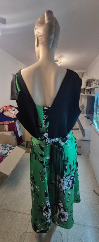 Vestido negro y verde con flores