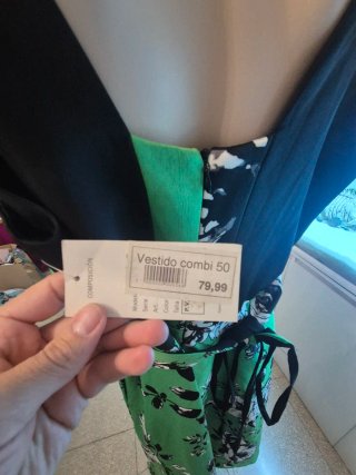 Vestido negro y verde con flores