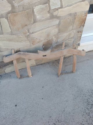 Yugo antiguo de madera