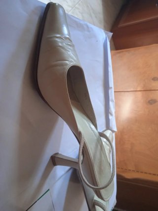 Zapatos de tacón bajo beige Divianco de piel