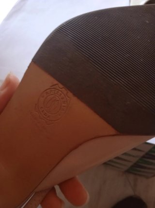 Zapatos de tacón bajo beige Divianco de piel