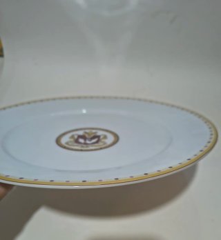 Piatto elegante in porcellana con stemma