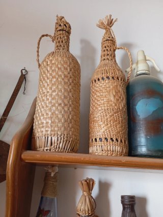 Botellas forradas de junco