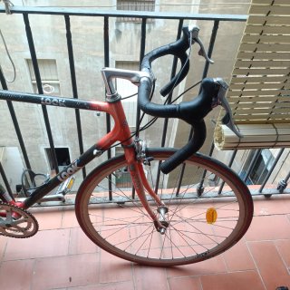 Bicicleta de carretera LOOK roja y negra