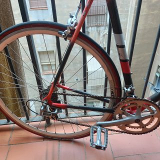 Bicicleta de carretera LOOK roja y negra