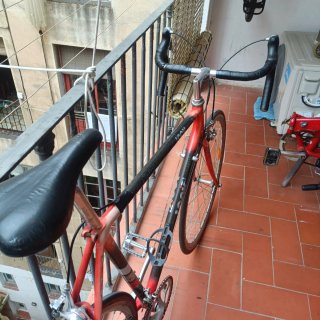 Bicicleta de carretera LOOK roja y negra