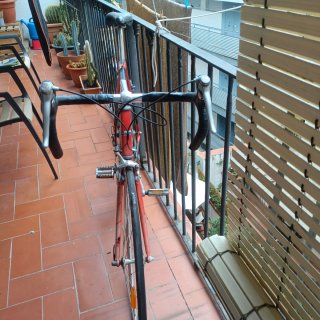 Bicicleta de carretera LOOK roja y negra
