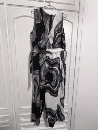 Mono elegante estampado blanco y negro