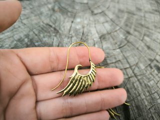 Pendientes dorados con forma de ala