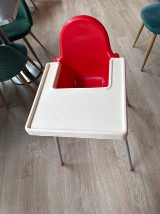 Trona alta infantil roja y blanca